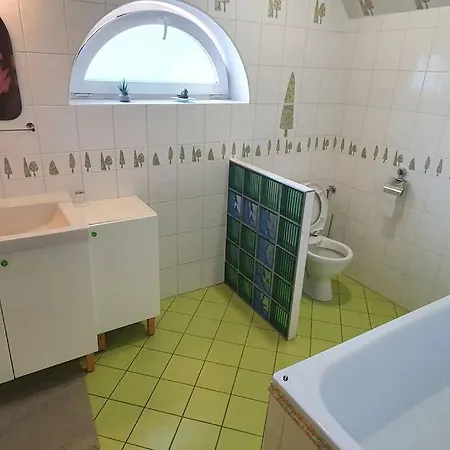 Dom S 3-spalnami, Bazen. *