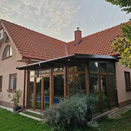 Dom S 3-spalnami, Bazen.